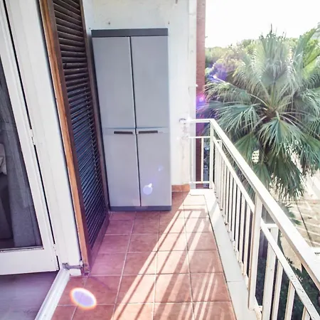 Lovers' Paradise, Bright For 2/3 Apartment *